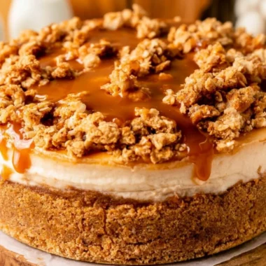 Delicious apple crumble cheesecake topped with a buttery crumble and fresh apples.