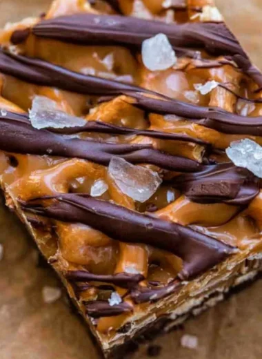 Delicious salted caramel pretzel bark with a crunchy texture and sweet flavor